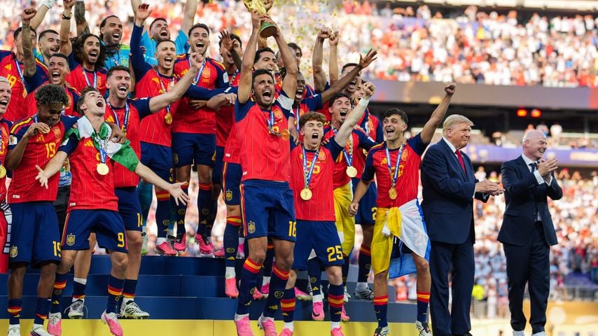 Rodri stemmt den WM-Pokal, Donald Trump und Gianni Infantino applaudieren nach Spaniens Finalsieg gegen Argentinien