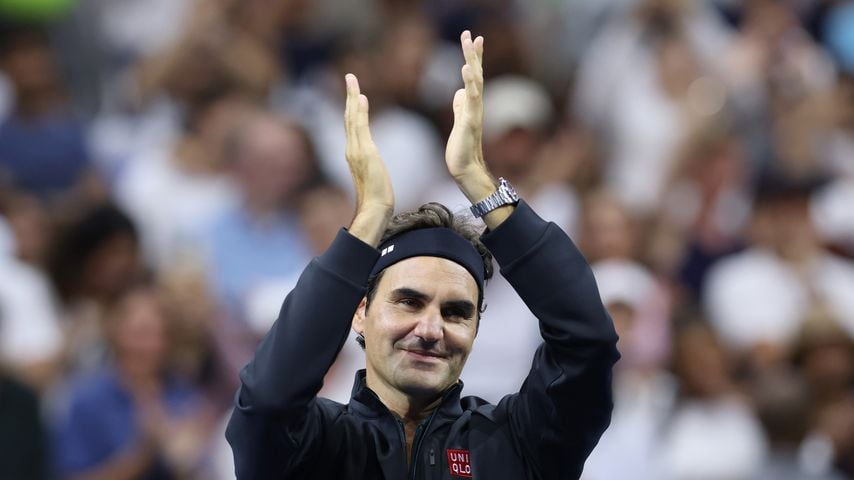 Roger Federer bedankt sich beim Publikum während der Fan Week im USTA Billie Jean King National Tennis Center in New York