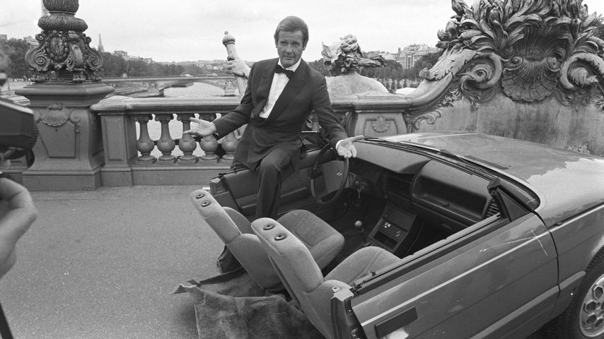 Roger Moore am Set von "James Bond 007 - Im Angesicht des Todes"