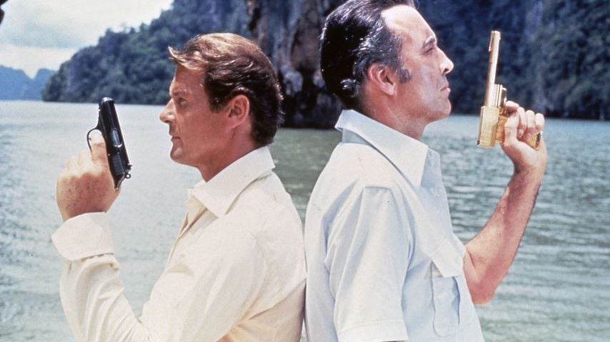 Roger Moore und Christopher Lee in "James Bond 007 – Der Mann mit dem goldenen Colt" von 1974