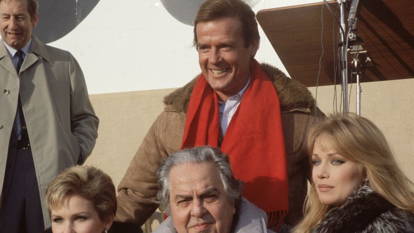 Fiona Fullerton, Albert Broccoli, Roger Moore und Tanya Roberts