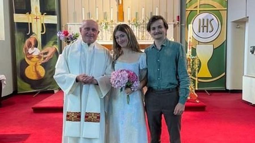 Róisín O’Mahony und Jack Gleeson mit ihrem Priester (l.)