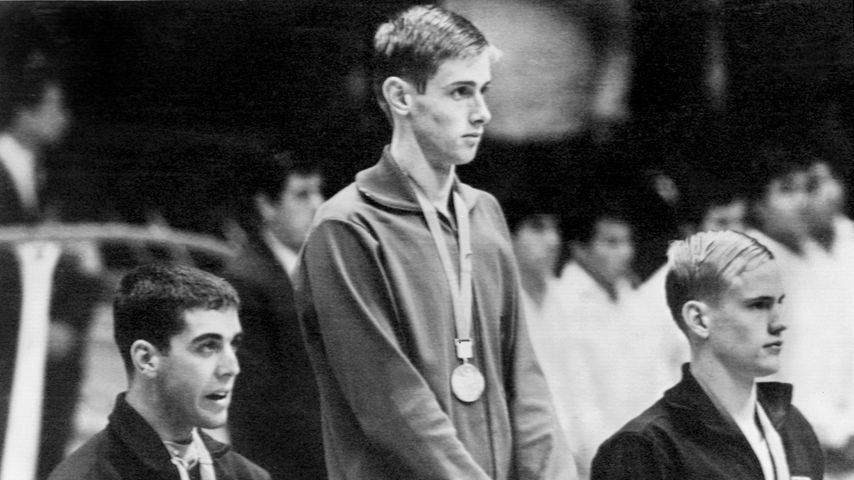 Roland Matthes (m.) bei den Olympischen Spielen in Mexiko im Jahr 1968