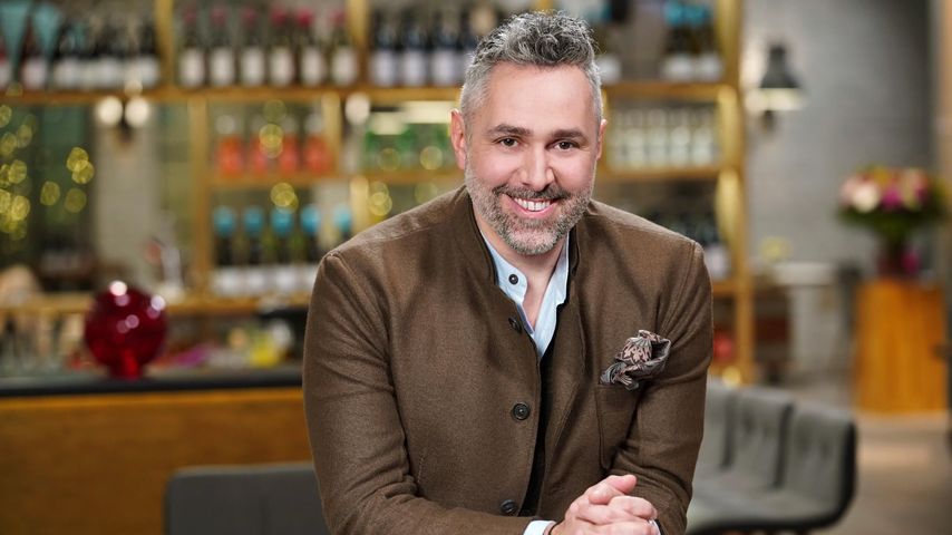 Fans feiern es: "First Dates"-Kandidat kniet vor Date nieder