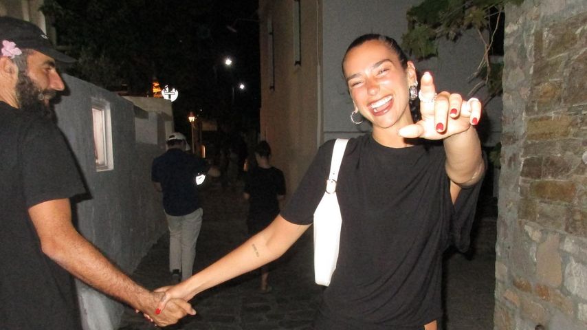 Romain Gavras mit Dua Lipa in Griechenland, Juli 2023