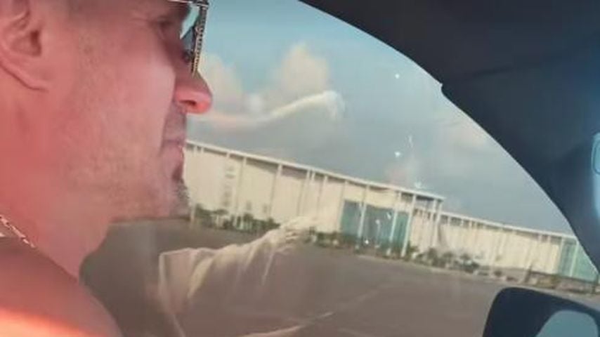 Roman Kostomarow fährt Auto