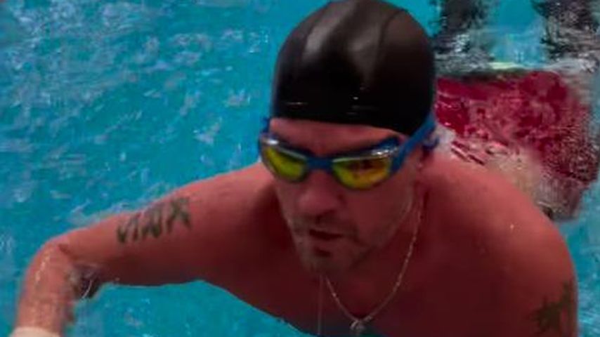Trotz amputierter Hände und Füße: Roman Kostomarow schwimmt