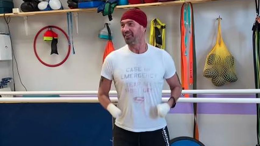 Nach Amputation: Roman Kostomarow springt mit Prothesen