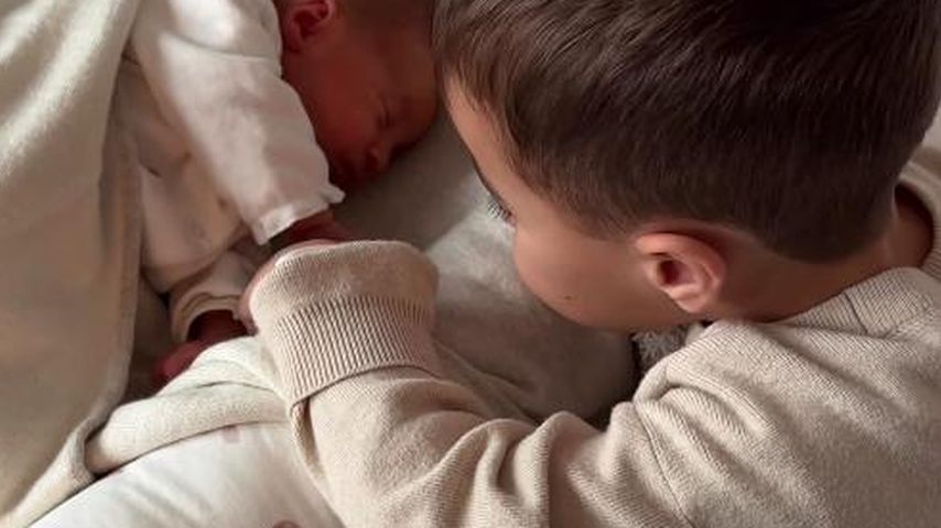 Rome Götze streichelt die Hand seiner Schwester Gioia