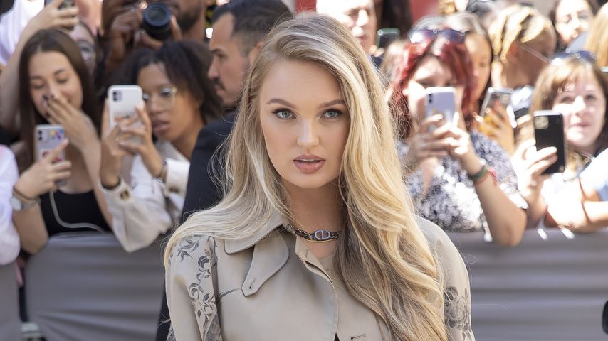 Schwangere Romee Strijd bezaubert auf Paris Fashion Week