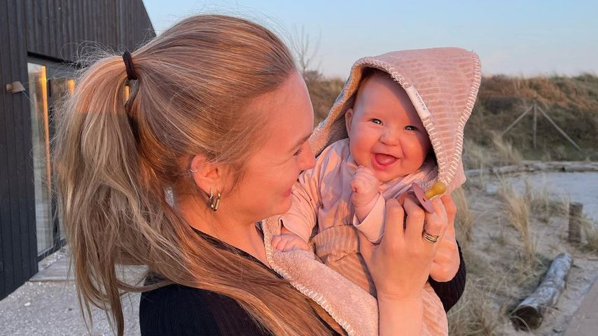 Romee Strijd mit ihrem Baby
