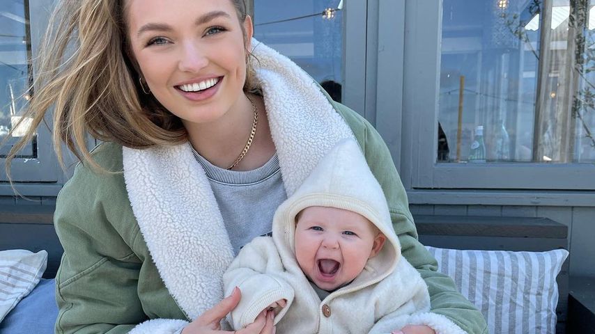 Romee Strijd mit ihrem Baby