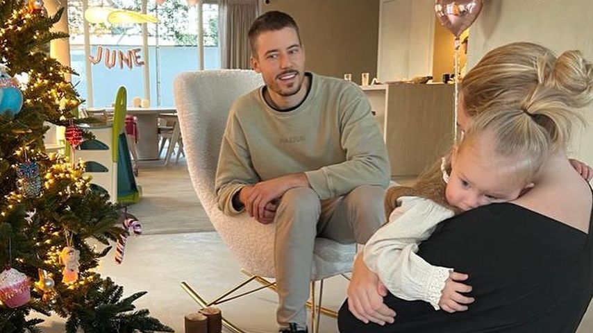 Romee Strijd, Laurens van Leeuwen und ihre Töchter June und Mint, 2022