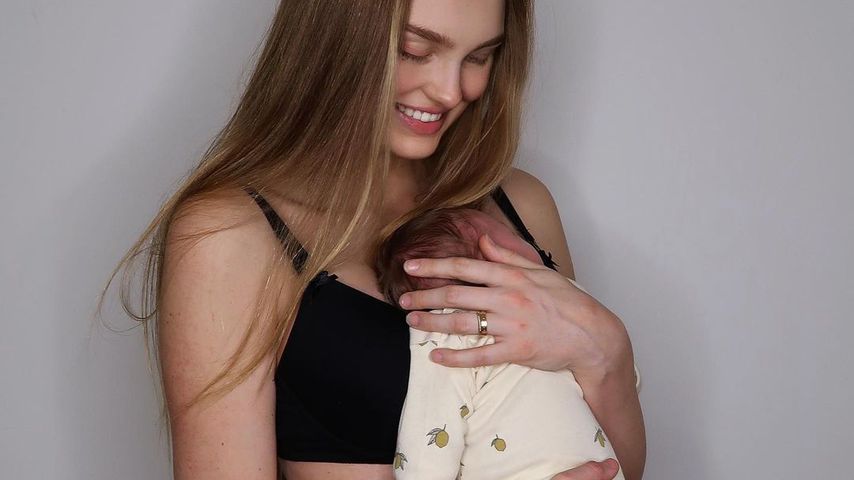 Romee Strijd mit ihrer Tochter