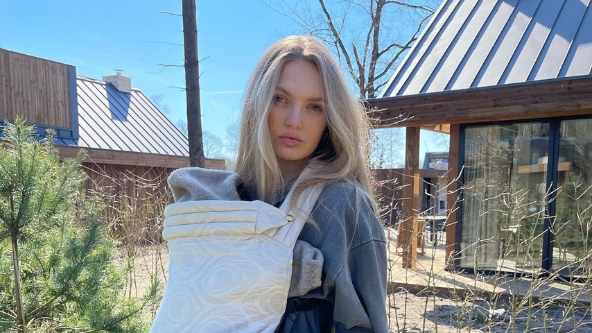 Romee Strijd mit ihrem Baby