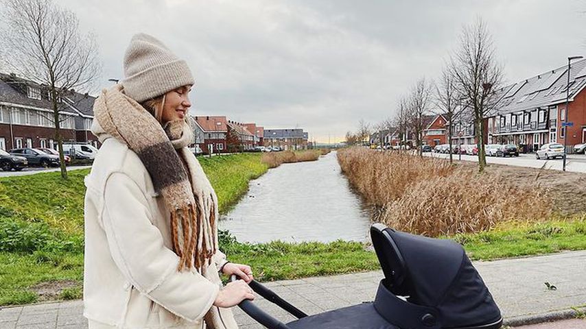 Dick eingepackt: Neu-Mama Romee Strijd spaziert mit Baby