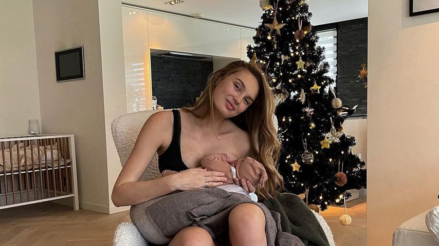 Süßes Bild: Neu-Mama Romee Strijd stillt entspannt ihr Baby