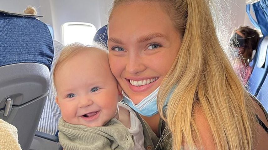 Romee Strijd mit ihrer Tochter
