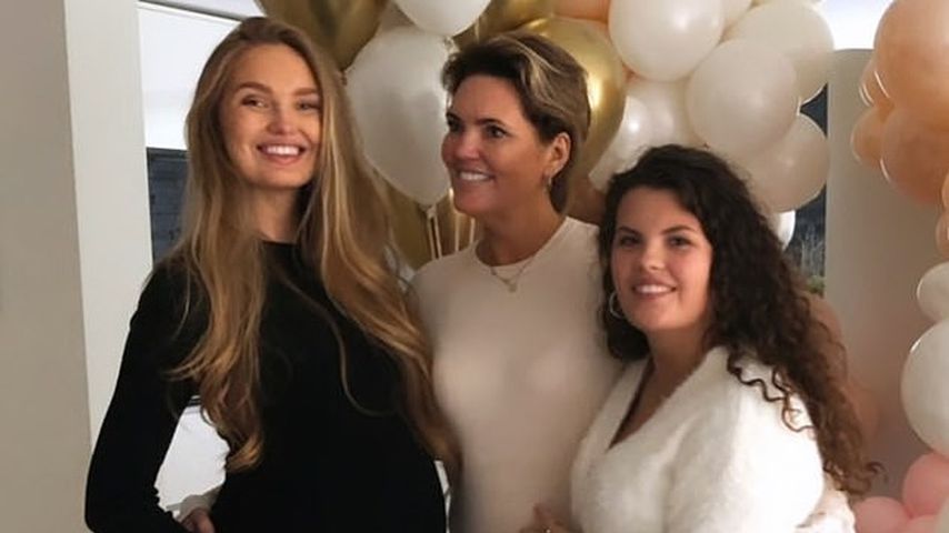 Romee Strijd mit ihrer Mutter und ihrer Schwester 2020