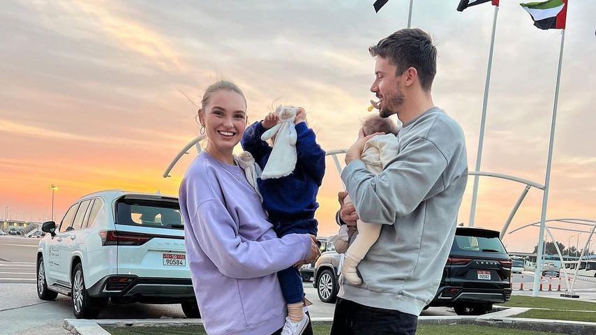 Romee Strijd und Laurens van Leeuwen mit ihren Töchtern Mint und June