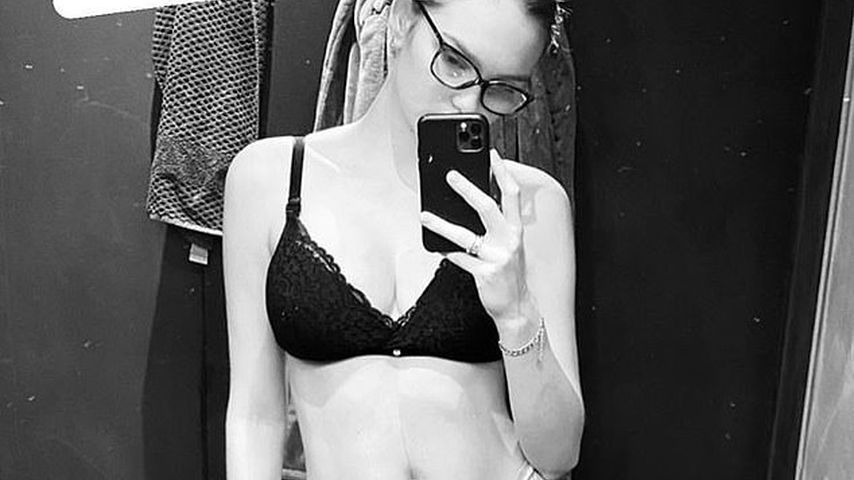 In Unterwäsche: Model Romee Strijd zeigt After-Baby-Body