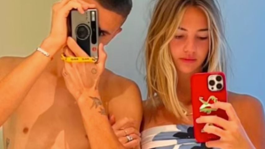 Romeo Beckham posiert oben ohne mit seiner Freundin Mia