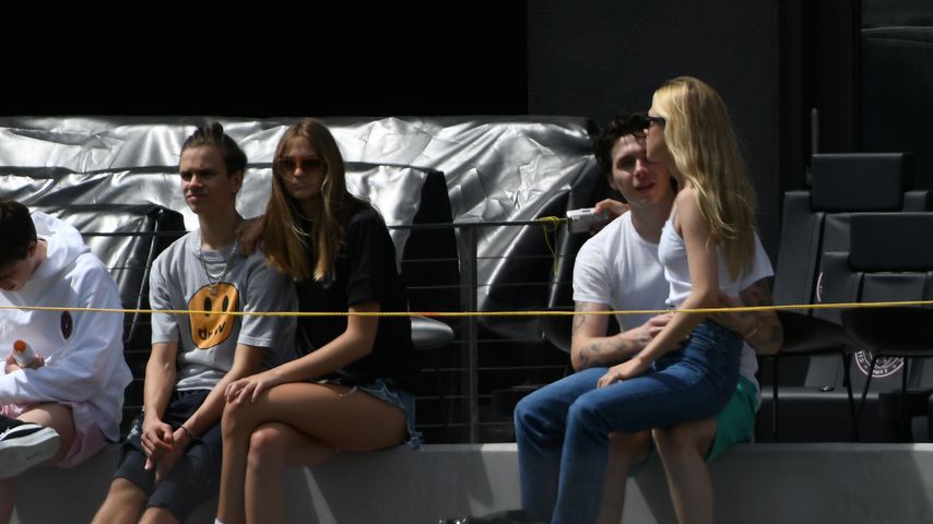 Romeo Beckham mit seiner Freundin Mia Regan und Brooklyn Beckham mit Nicola Peltz