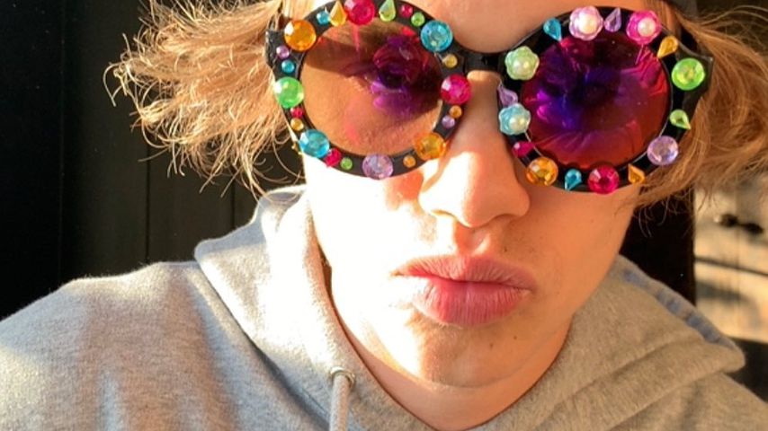 Wie Patenonkel Elton John: Romeo Beckham trägt bunte Brille