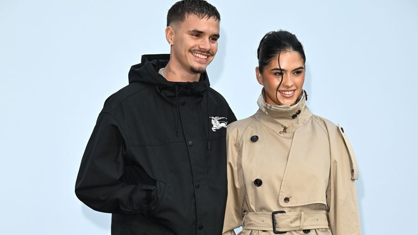 Romeo Beckham und Kim Turnbull bei der Burberry-Show während der London Fashion Week am Chelsea College of Arts