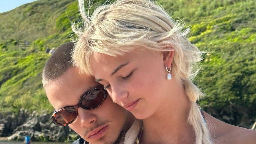 Romeo Beckham und Mia Regan am Strand