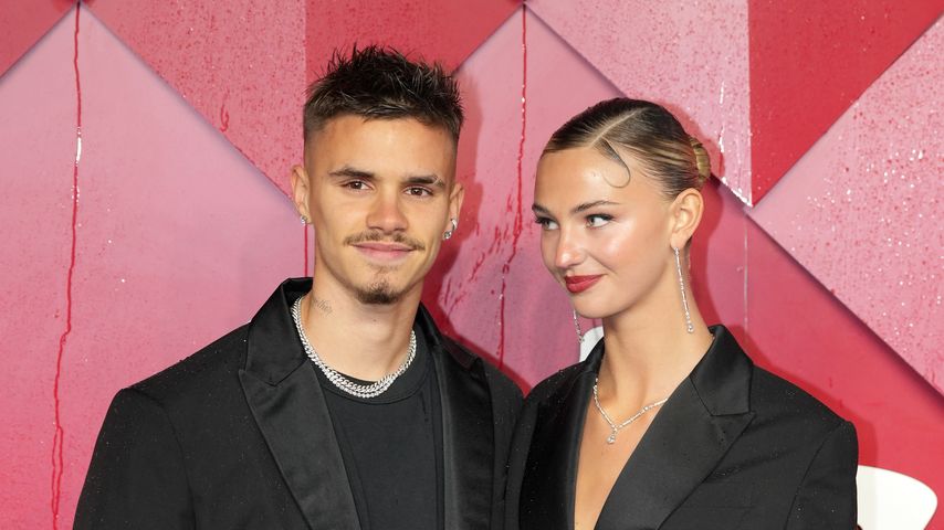 Romeo Beckham und Mia Regan im Dezember 2023