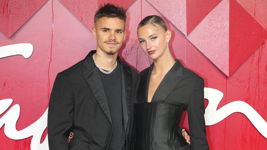 Wieder ein Paar? Romeo Beckham und Mia Regan halten Händchen