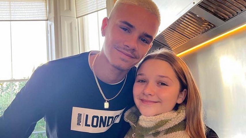 Neue Frisur: Romeo Beckham trägt blondierten Raspel-Look