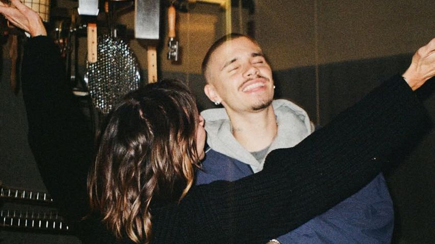 Romeo und Victoria Beckham albern herum
