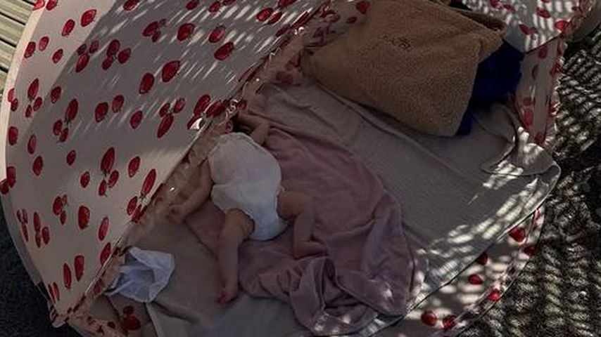 Influencerin Romina Palm postet von ihrem ersten Strandtag mit Baby Hazel, September 2025.