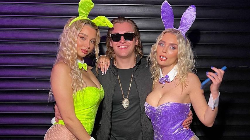 Ron Bielecki mit zwei Playboy-Häschen