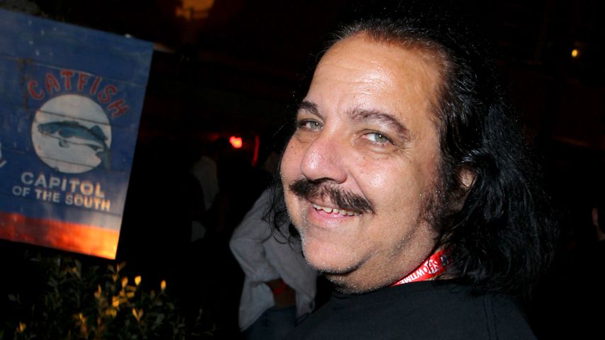Ron Jeremy lacht