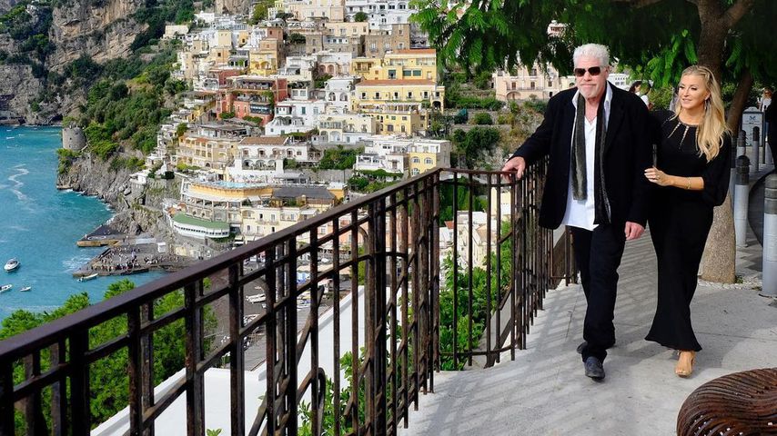 Ron Perlman und Allison Dunbar im Oktober 2021 in Italien