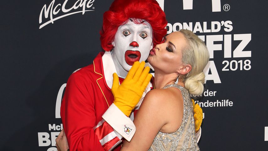 Ronald McDonald und Daniela Katzenberger bei der McDonald's Benefiz Gala 2018