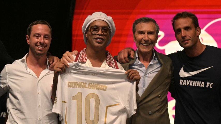 Ronaldinho präsentiert bei der Teamvorstellung von Ravenna FC gemeinsam mit Ignazio Cipriani das Trikot mit der Nummer 10