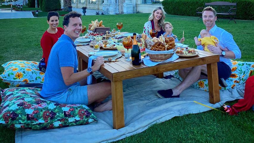 Ronan und Storm Keating mit ihren Kindern und Freunden an ihrem Hochzeitstag im Jahr 2020