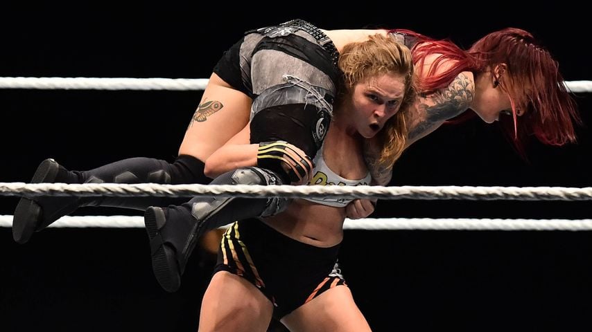 Ronda Rousey im Duell mit Mickie James bei WWE Live im Palalottomatica, Rom, 10. November 2018