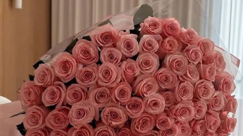 Nicola Peltz' Rosenstrauß von Freunden, Januar 2026