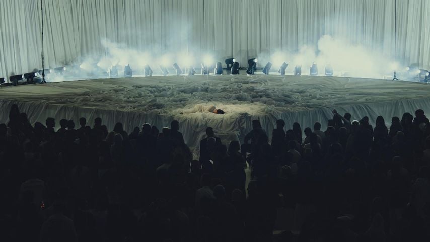 Rosalía auf der Bühne, während sie "Reliquia" performt