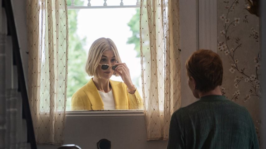 Rosamund Pike als Martha und Dianne Wiest als Jennifer in "I Care A Lot"