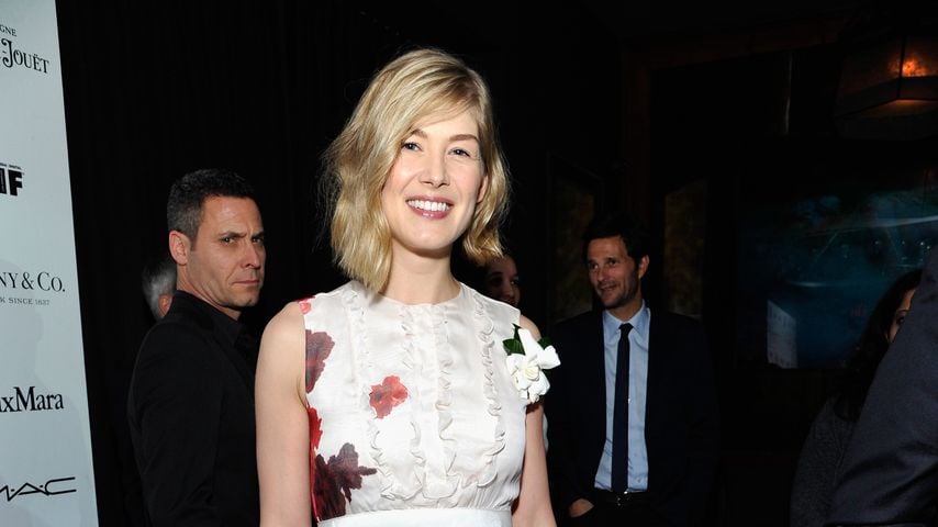 Strahlend: Rosamund Pike zeigt After-Baby-Body