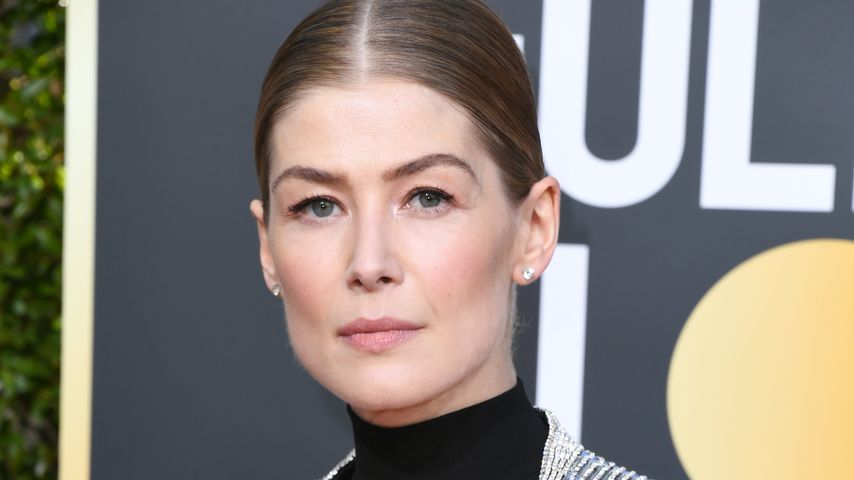 Unfall am Filmset: Rosamund Pike mit echtem Schwert verletzt