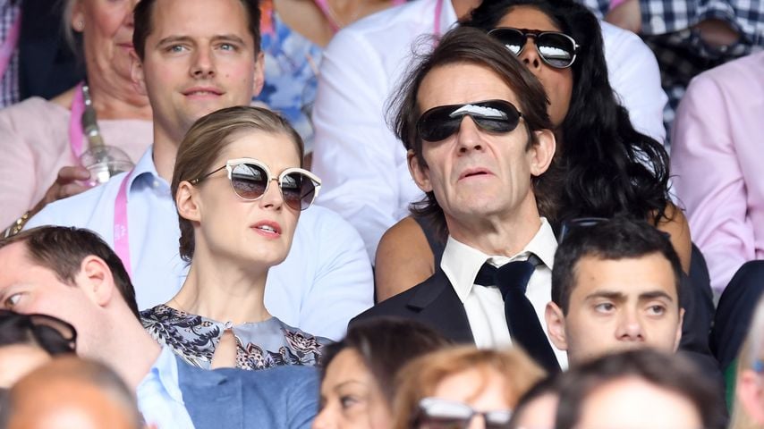 Rosamund Pike und Robie Uniacke als Gäste von evian bei Wimbledon 2017