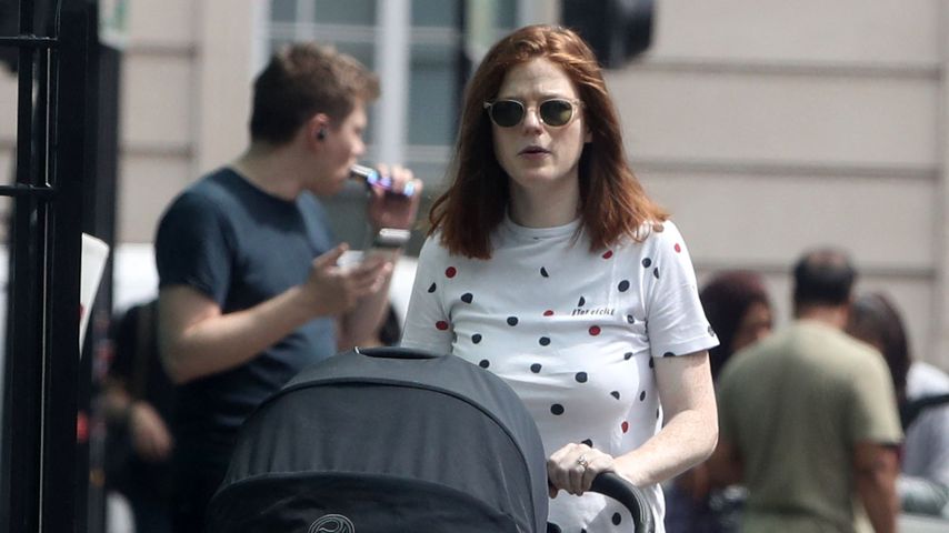 Kurz nach Geburt: Rose Leslie geht mit Töchterchen spazieren