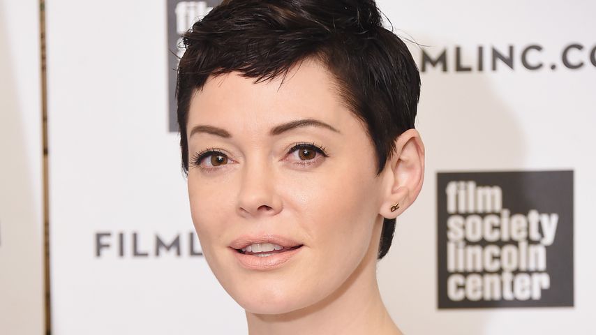 Rose McGowan als Geschenk verpackt